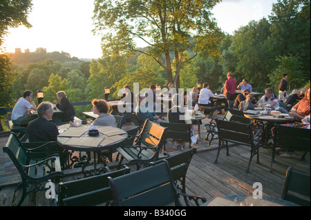 Persone presso il ristorante Tores immerso nella luce del sole serale Vilnius Lituania Foto Stock