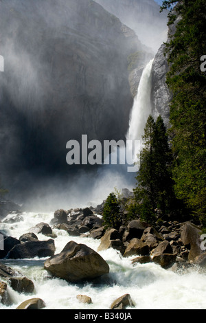 Abbassare Yosemite Falls nel Parco Nazionale di Yosemite Foto Stock