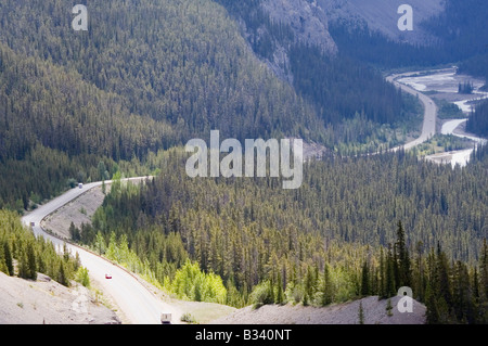 Icefields Parkway - sogno strada attraverso le montagne rocciose canadesi Foto Stock