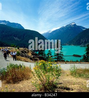 Diablo si affacciano sul Lago, Parco Nazionale delle Cascate del Nord, Washington, Stati Uniti d'America Foto Stock