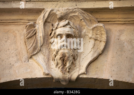 Sollievo carving su edificio in Rue Francois Miron Parigi Francia Foto Stock