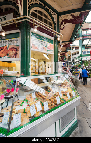 Pasticceria e torta in stallo la Edwardian Kirkgate Market, Leeds, West Yorkshire, Inghilterra Foto Stock