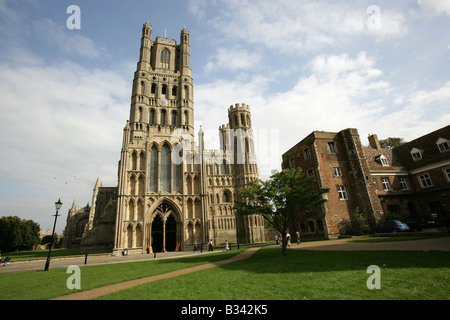 Città di Ely, Inghilterra. Vista della Cattedrale di Ely con Palazzo verde in primo piano e il Palazzo del Vescovo sulla destra. Foto Stock