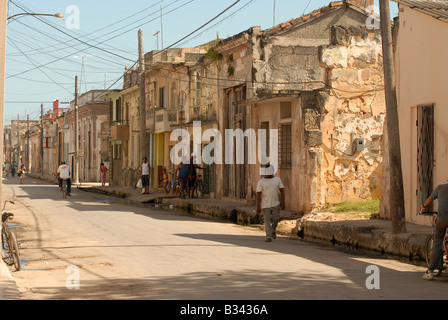 Strada tipica scena in Matanzas Cardenas Provincia Cuba mostra costruzioni abbandonate e il popolo cubano Foto Stock