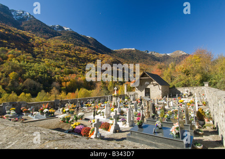 Cimitero rurale nei Pirenei Valle de Arán, Spagna Foto Stock