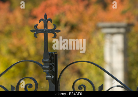 Porta di ferro con croce in metallo nel cimitero rurale ingresso, Spagna Foto Stock