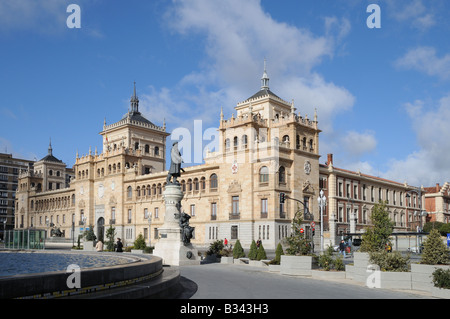 Plaza Zorrilla Valladolid Spagna con fontane e la statua di José Zorrilla con il mondo accademico del Arma de Caballería Academy Foto Stock