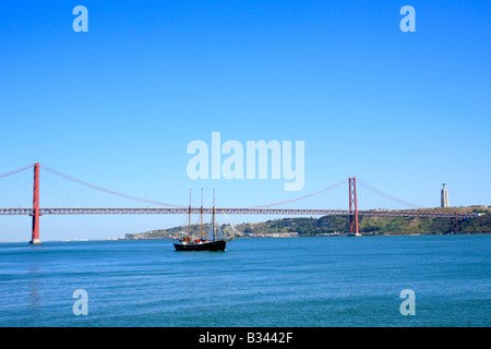 Il Ponte 25 de Abril, Lisbona, Portogallo Foto Stock