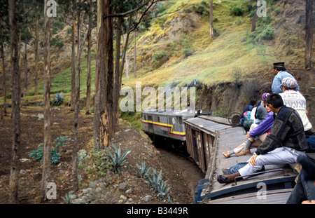 I passeggeri sul tetto del treno sul Devil's Peak treni da Alausi a Bucay, Ecuador Foto Stock