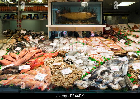 Pescherie stallo nella Edwardian Kirkgate Market, Leeds, West Yorkshire, Inghilterra Foto Stock