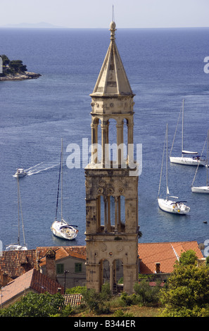 Hvar di medievale chiesa veneziana torre campanaria che si affaccia sul porto di isola di Hvar in Adriatico Foto Stock