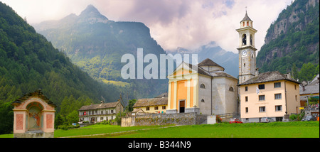 Chiesa barocca a Sonogno con, in Val Verzasca, Tocino, alpi svizzere Foto Stock