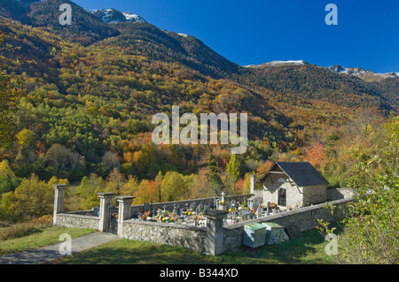 Cimitero rurale nei Pirenei Valle de Arán, Spagna Foto Stock