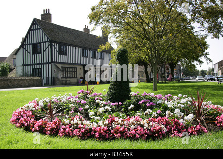 Città di Ely, Inghilterra. Letto di fiori con Oliver Cromwell house e il museo che ospita anche la Ely Centro di informazioni turistiche. Foto Stock