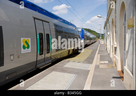 Treno da epernay in Avenay Val d'o stazione CHAMPAGNE ARDENNE FRANCIA Foto Stock