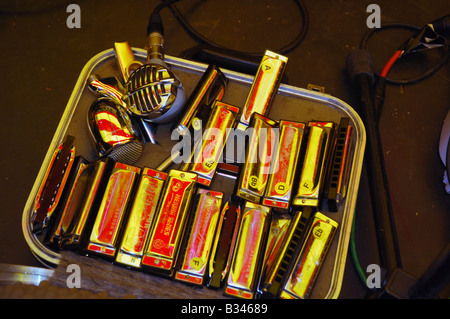 Harmonica caso e microfono sul palco Foto Stock