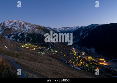 Alba vista la località sciistica di Baqueira Beret nella valle di Aran, Lleida, Spagna Foto Stock