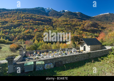 Cimitero rurale nei Pirenei Valle de Arán, Spagna Foto Stock