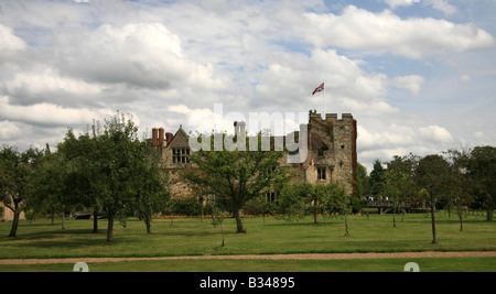 Il castello di Hever Castle Kent con apple orchard in primo piano Foto Stock