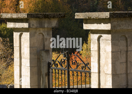 Cimitero rurale ingresso in un bosco di latifoglie in autunno, Spagna Foto Stock