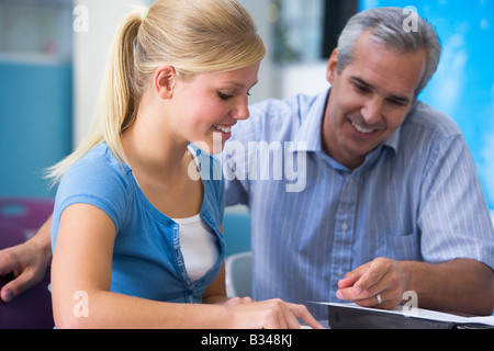 Docente dando istruzioni personali di studente femmina Foto Stock