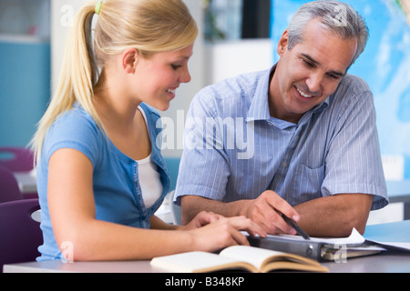 Docente dando istruzioni personali di studente femmina Foto Stock