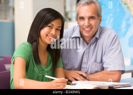 Docente dando istruzioni personali di studente femmina Foto Stock