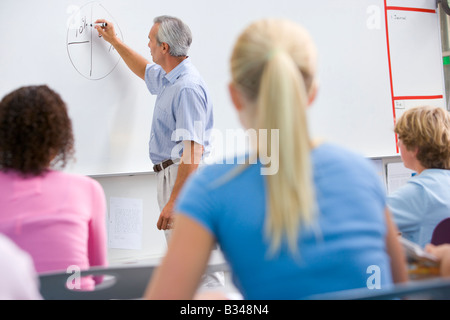 Gli studenti in classe math con insegnante Foto Stock