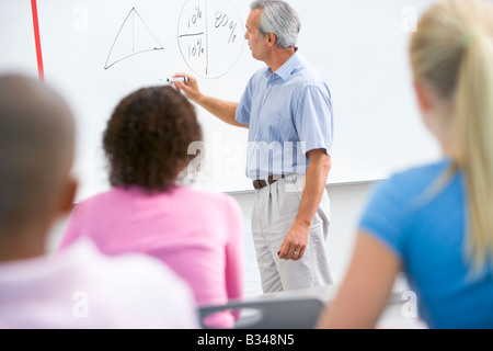 Gli studenti in classe math con insegnante Foto Stock