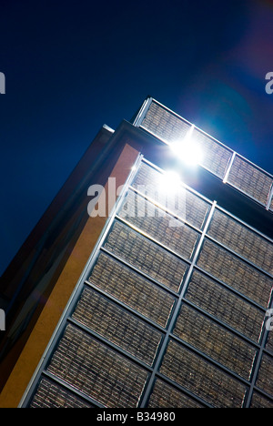 Costruzione di pannelli solari integrati su un edificio residenziale a Stoccolma, Svezia, prevede la costruzione di elettricità verde. Foto Stock