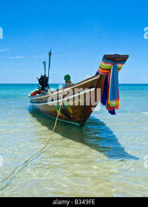 Barca dalla coda lunga con nastri colorati sulla spiaggia di Thong Nai Pan Yai, Koh Phangan, Thailandia JPH0066 Foto Stock