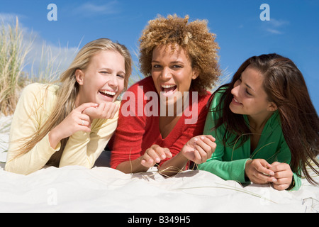 Tre donne in posa su una collina di sabbia Foto Stock