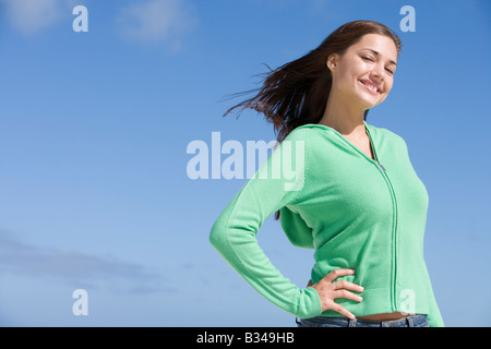 Giovane donna in posa all'aperto Foto Stock