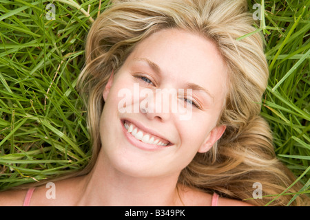 Donna sdraiata sull'erba Foto Stock