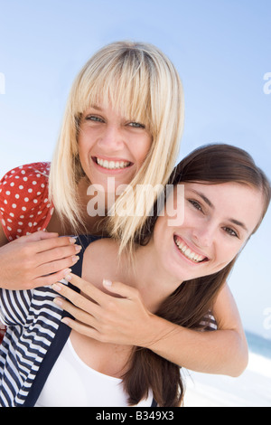 Due giovani donne in posa all'aperto Foto Stock