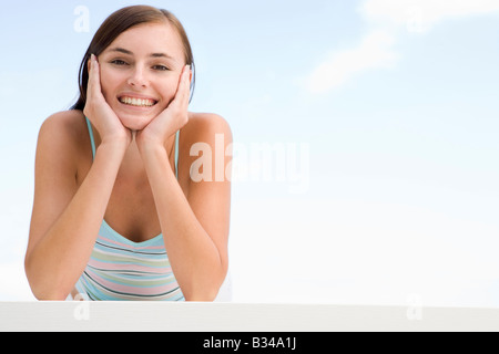 Donna in posa all'aperto Foto Stock