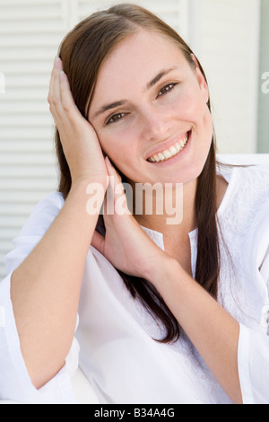 Donna in posa all'aperto Foto Stock