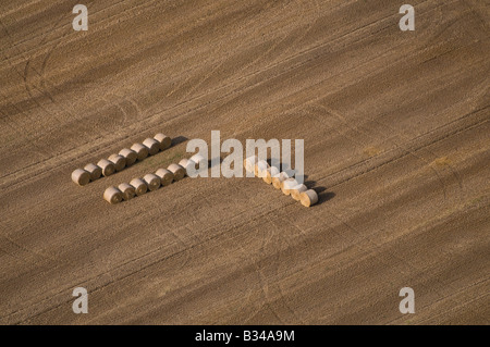 Vista aerea di balle di fieno su appena raccolto campo di grano, Norfolk, Inghilterra Foto Stock