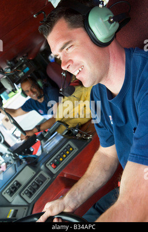 Due vigili del fuoco a motore Fire (messa a fuoco selettiva) Foto Stock