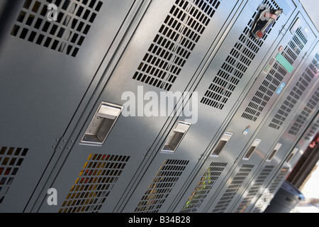 Fila di armadietti in firehouse (profondità di campo) Foto Stock