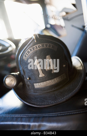 Casco di estinzione incendi motore sul sedile (messa a fuoco selettiva) Foto Stock