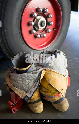 Lotta antincendio uniforme sul pavimento vicino a motore Fire Foto Stock