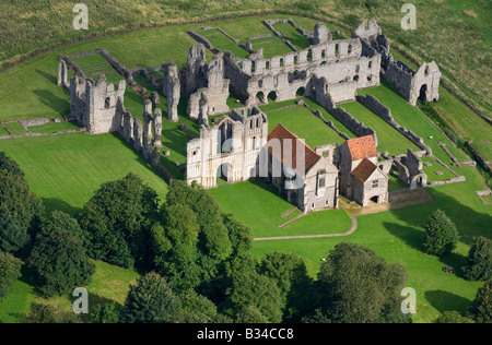 Vista aerea di Castle Acre Priory, Norfolk, Inghilterra Foto Stock