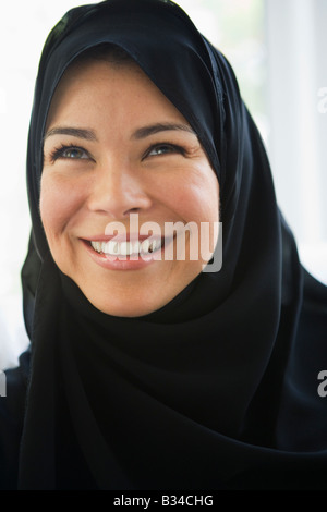 Donna sorridente al chiuso (high key) Foto Stock