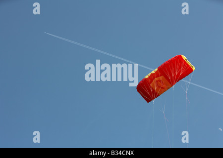 Ala Rossa FOIL KITE contro un blu cielo chiaro Foto Stock