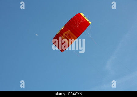 Lamina di ALA KITE contro un cielo blu Foto Stock