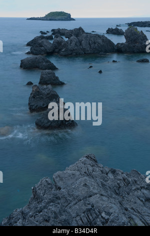 Rocky coasline vicino a Maratea guardando verso Isola San Ianni Foto Stock