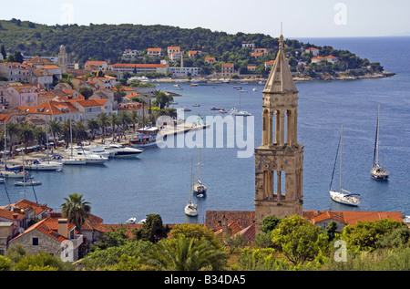 Hvar di medievale chiesa veneziana campanile affacciato sulla città del porto e waterfront sull isola di Hvar in Adriatico Foto Stock