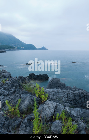 Rocky coasline vicino a Maratea guardando verso Torre Caino, Marina di Maratea Foto Stock