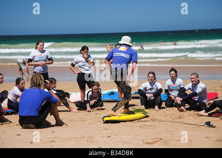 Scuola di Surf gli studenti su Manley Beach in Manley, vicino a Sydney in Australia. Foto Stock
